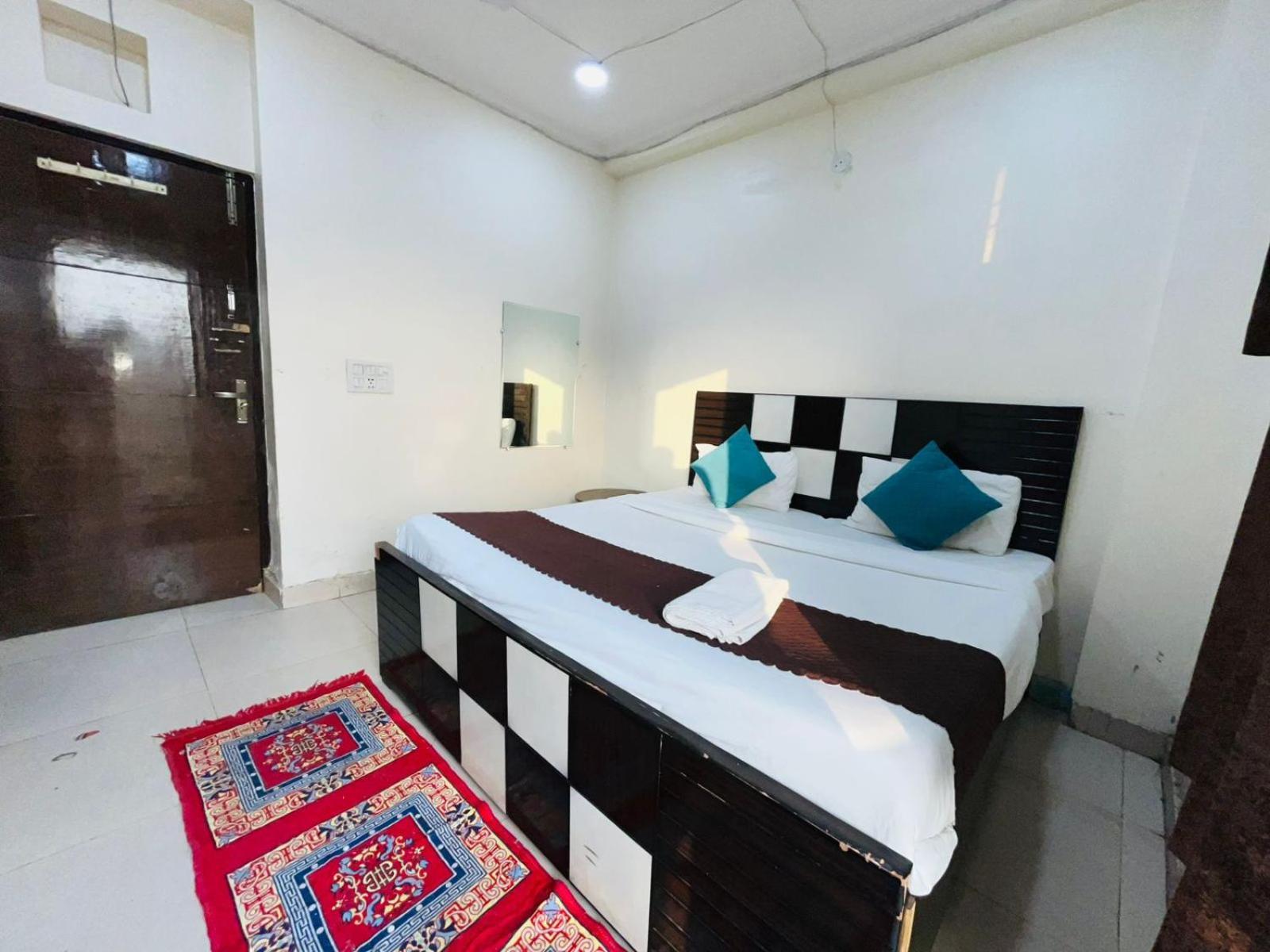 Night - Safdarjung Enclave Couple Friendly * New Delhi