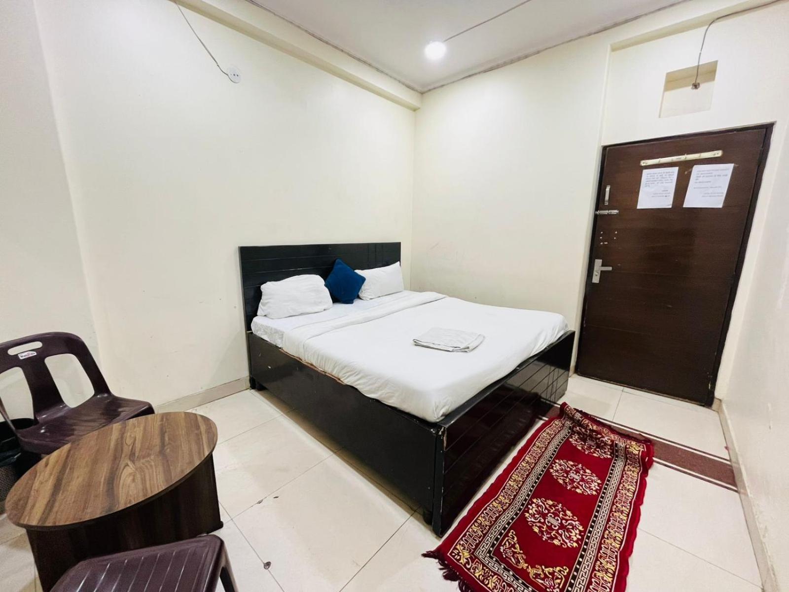 Night - Safdarjung Enclave Couple Friendly
