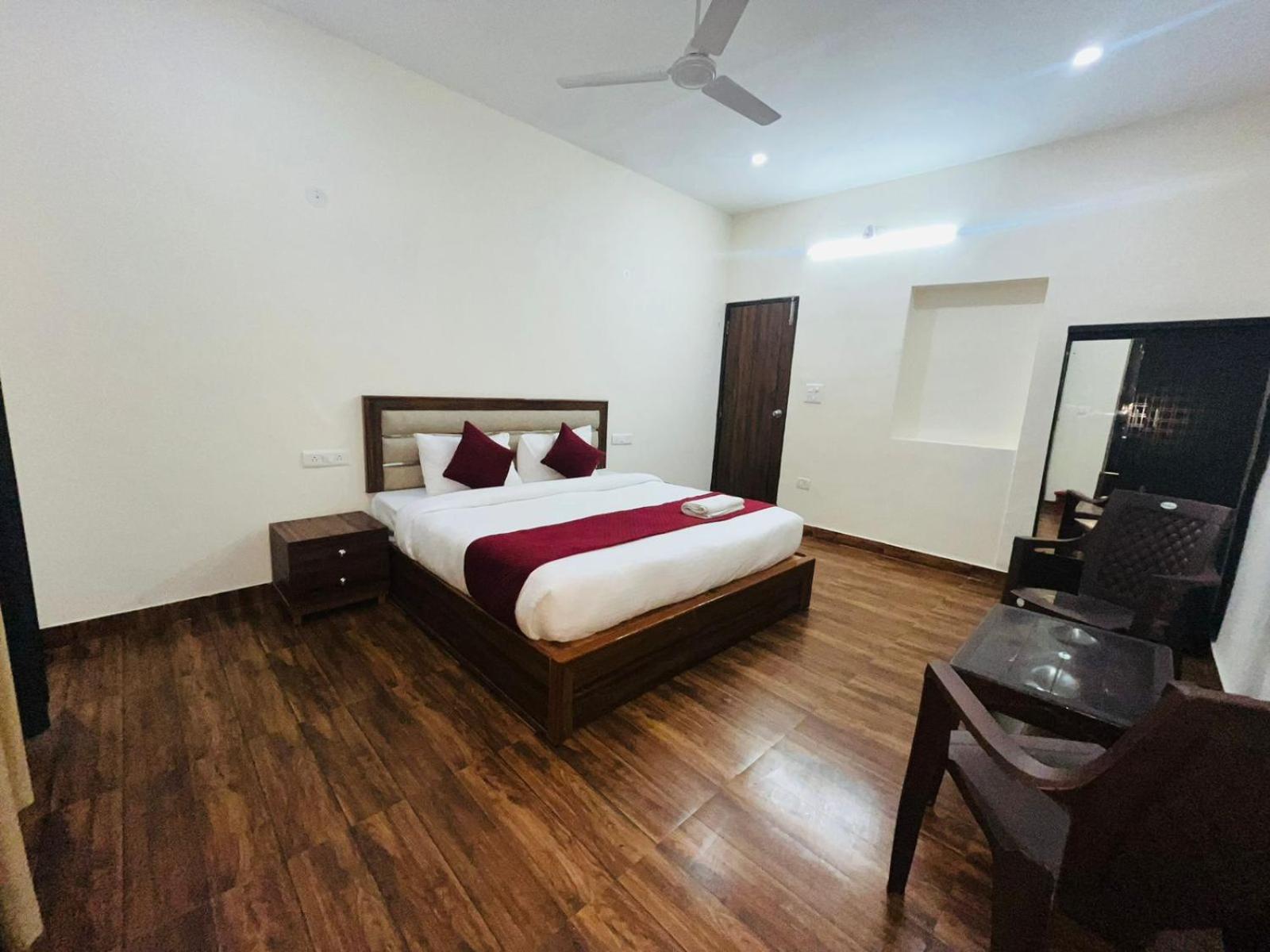 Night - Safdarjung Enclave Couple Friendly *