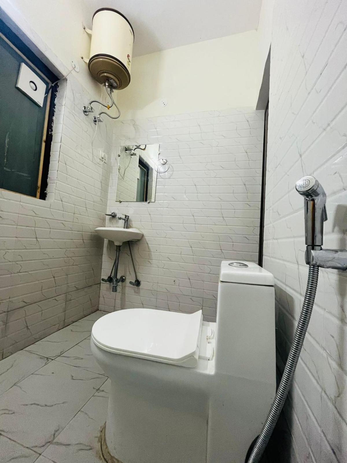 Night - Safdarjung Enclave Couple Friendly Apartment *